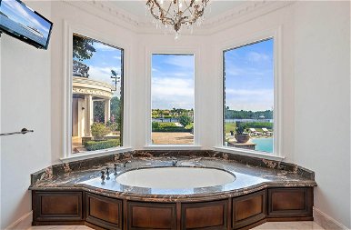 Nézzetek be Trump fiának luxusházába, aminek kétszer annyi fürdője van, mint hálószobája