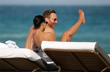 David Guetta és bombatestű barátnője Miami partján pihen