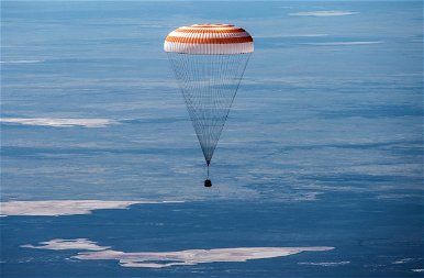 Látványos fotók, ahogy három űrhajós visszatér a Nemzetközi Űrállomásról