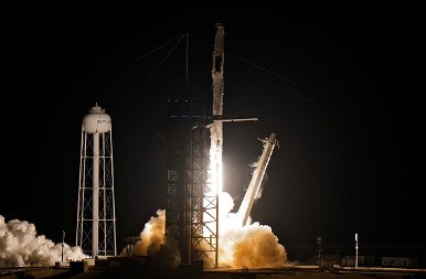 A világűr meghódítása: újabb SpaceX rakéta indult útnak – nézd meg a kilövés pillanatait!