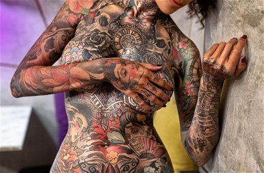 A tetőtől talpig tetovált modell, akiért megőrülnek a férfiak – 18+ képek