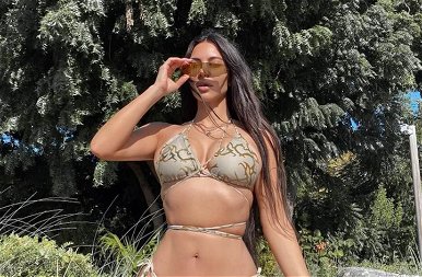A Kardashian lányok szexizés közben mutatják meg, milyen fürdőruhát válassz idén nyáron