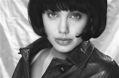 Meztelen képek a 46 éves Angelina Jolieról - 18+
