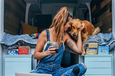 Feladta a menő állását egy nő, hogy két kutyájával beutazhassa Amerikát egy kisteherautóval