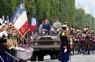 Visszatért a Bastille-napi katonai parádé, még az ég is francia színekben díszelgett! – fotók
