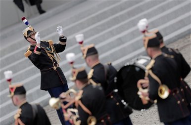 Visszatért a Bastille-napi katonai parádé, még az ég is francia színekben díszelgett! – fotók
