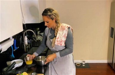 Az óriási mellű Insta-modell imád „tipikus háziasszony” lenni: mos, főz, takarít, majd lesi férje minden kívánságát – fotók