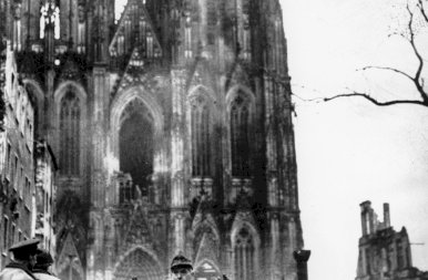 Szinte sérülés nélkül túlélte a II. világháborút, de a betörőknek sikerült kifogniuk a 141 éves kölni dómon – képek