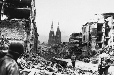 Szinte sérülés nélkül túlélte a II. világháborút, de a betörőknek sikerült kifogniuk a 141 éves kölni dómon – képek