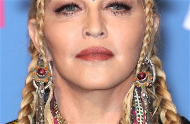 Madonna egy hancúrlécet puszilgat: korhatárosra sikerült a születésnap - 18+