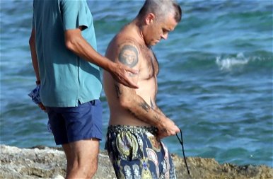 Az énekes Robbie Williamsnek már kezd kicsit aputeste lenni – lesifotók