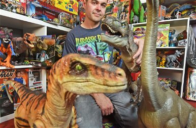 Bemutatjuk a világ legnagyobb Jurassic Park őrültjét, na meg a gyűjteményét – fotók