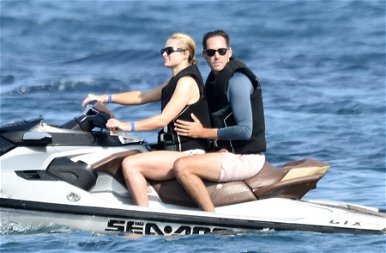 Így nyaralgat a párjával Paris Hilton – lesifotók