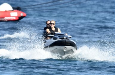 Így nyaralgat a párjával Paris Hilton – lesifotók