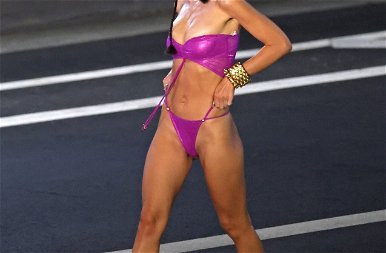 Emily Ratajkowski szívdöglesztően néz ki Rihanna bikinijében – fotók