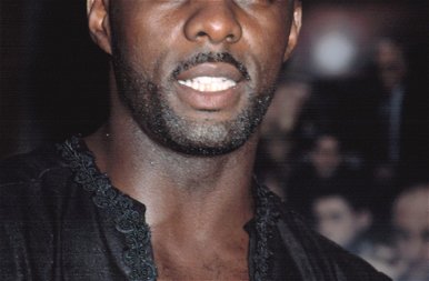 A világ legszexibb férfijának választották, majd összeverekedett Dwayne Johnsonnal – 49 éves lett Idris Elba!