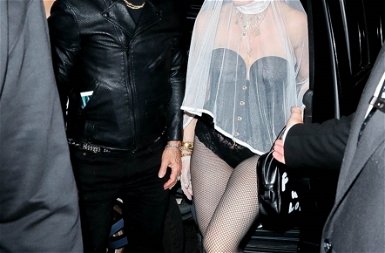 MTV VMA: Madonna a melleit felpumpálva, dögös bőrruhában jelent meg – fotók