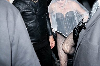 MTV VMA: Madonna a melleit felpumpálva, dögös bőrruhában jelent meg – fotók