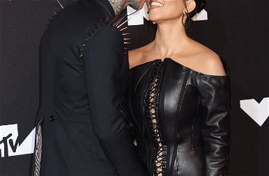 Kourtney Kardashian olyan nyelves csókot adott a pasijának, hogy még a fal is beleremegett – képek