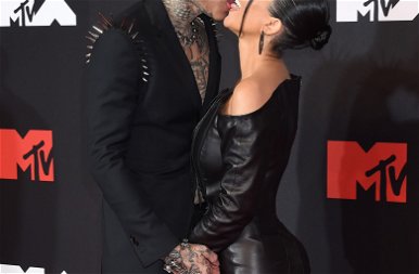 Kourtney Kardashian olyan nyelves csókot adott a pasijának, hogy még a fal is beleremegett – képek