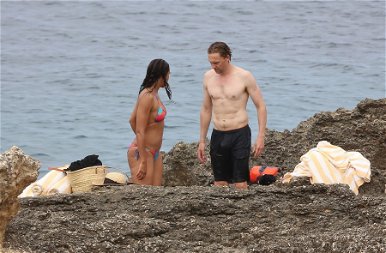 Lesifotók buktatták le Tom Hiddlestont: ez a gyönyörű színésznő a barátnője?
