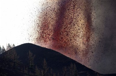 Fotókon a kanári-szigeteki vulkán kitörése