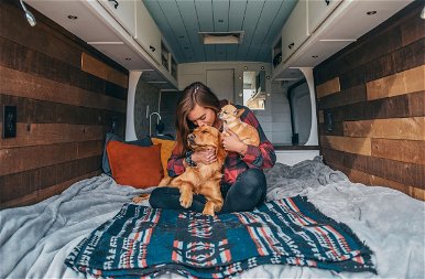Irigylésre méltó bátorság: szakított a pasijával, és azóta a két kutyájával utazgat egy furgonban ez a 26 éves lány – fotók