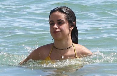 Ebben a morcos arcban minden benne van: Camila Cabello bikinis lubickolását tönkretette egy paparazzo – képek