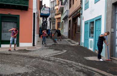Az emberek a vulkánkitörés utáni hamut takarítják a Kanári-szigeteken