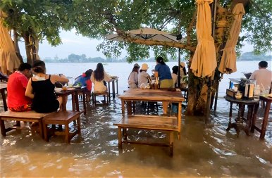 Hiába az árvíz, az étterem nem akar bezárni – fotók