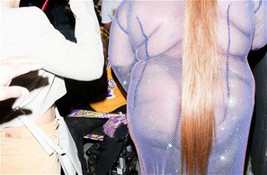 Lizzo bevállalta: teljesen átlátszó ruhában jelent meg Cardi B születésnapi buliján – 18+ képek