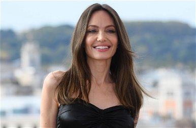 Angelina Jolie még mindig elképesztően dögös: a ruháján átütő mellbimbóival népszerűsíti az új filmjét – képek