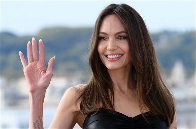 Angelina Jolie még mindig elképesztően dögös: a ruháján átütő mellbimbóival népszerűsíti az új filmjét – képek