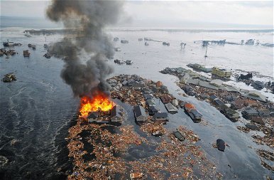 Megrázó fotókon, hogy mekkora pusztításra képes egy cunami