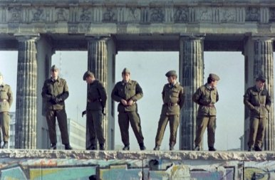 32 éve döntötték le a berlini falat – elképesztő fotókon Európa egyik legfontosabb eseménye