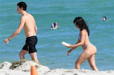 Sokan kiakadtak Camila Cabello bikinis lesifotóin – Tényleg ennyire elhagyta magát a popsztár?
