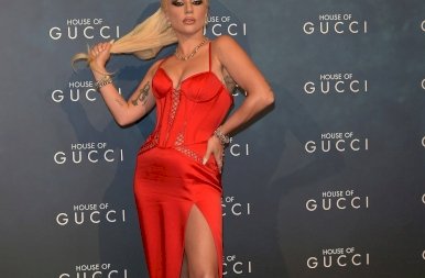 Lady Gaga őrülten szexi ruhában jelent meg A Gucci-ház olaszországi premierjén – fotók