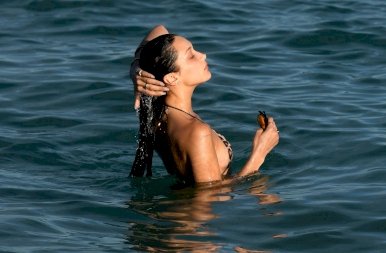 Nem hiába ő a világ egyik legsikeresebb modellje: Bella Hadid megmutatta a tökéletes bikinis testét – fotók