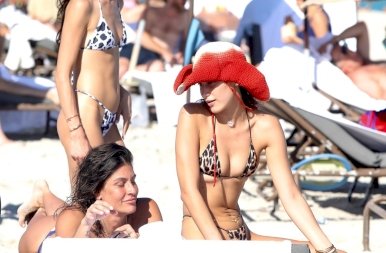 Nem hiába ő a világ egyik legsikeresebb modellje: Bella Hadid megmutatta a tökéletes bikinis testét – fotók