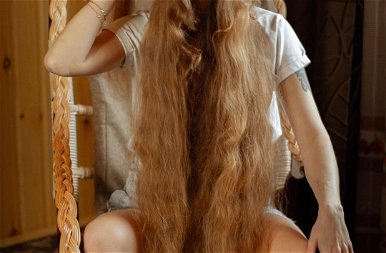 Íme a csodaszép orosz modell, akinek 130 centiméter hosszú haja van