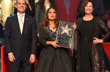 Salma Hayek elképesztően nézett ki, miközben megkapta a csillagját a hollywoodi hírességek sétányán – fotók