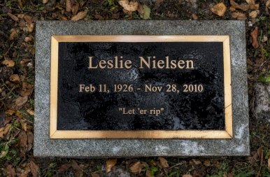 Leslie Nielsen: 3+1 érdekesség a Csupasz pisztoly sztárjáról, aki ma 11 éve hunyt el