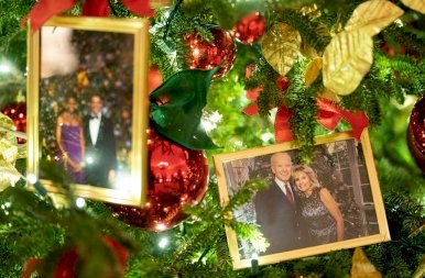 Több mint 40 karácsonyfát díszítettek fel a Fehér Házban – galéria