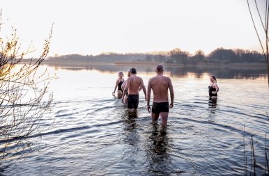 A finnek továbbra is a jeges fürdőre esküsznek, de tényleg egészségesebbek leszünk tőle? – galéria