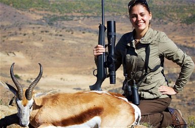 Dögös képekkel próbál segíteni az állatokon a gyönyörű cseh vadász – 18+
