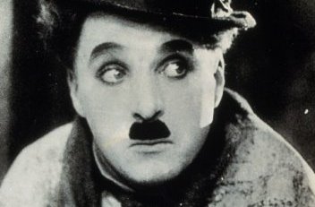 44 éve, pont karácsonykor hagyott itt minket a zseniális Charlie Chaplin – Íme 3+1 érdekesség, amit nem tudtál a színészlegendáról!