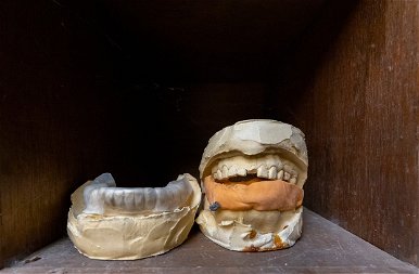 Igazi horror: 20 éve elhagyatott fogászatra bukkantak, hátborzongató dolgokat találtak ott – képek