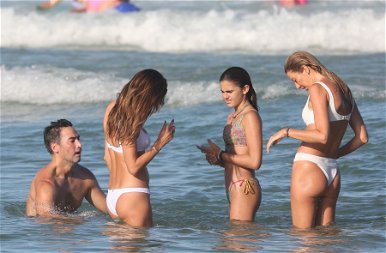 Alessandra Ambrosio és a tini lánya bikiniben élvezték a tenger hullámait – lesifotók