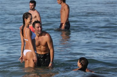 Alessandra Ambrosio és a tini lánya bikiniben élvezték a tenger hullámait – lesifotók