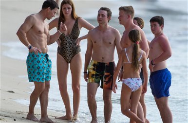 Szexi fürdőruhában élvezte a napsütést Mark Wahlberg és a felesége – fotók